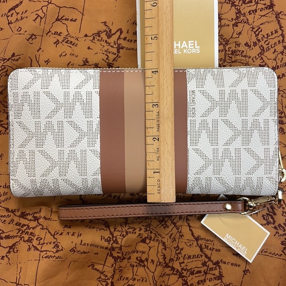Brand New Michael Kors Large Travel Continental White/Lugg Center Stripe Wallet - Picture 6 of 15